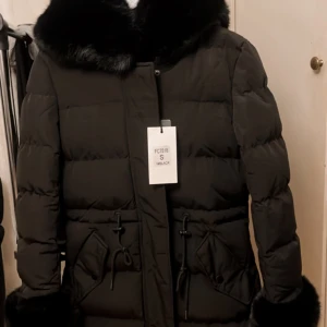 Vinterjacka med päls - Säljer denna vinterjacka med päls, aldrig använd. Storlek S och köptes för ungefär 2000 kr men säljer för 1500