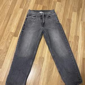 Gråa baggy vailent jeans i storlek S. Passar typ som 30W30L skulle jag säga. Inte fast pris.