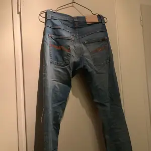 Ett par lujusblåa ovanliga nudie jeans med slitningar i slimfit. Storlek 28/32  Hör av dig om du tycker de är feta och har frågor om bud eller liknade, jag är inte helt fast i priset 