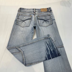 Lågmidjade Baggy jeans från Fishbone🤩 - Midja 43 cm rakt över, total längd 102 cm och gren 26 cm💕 ja e 169 o xs-s o håller in lite i midjan