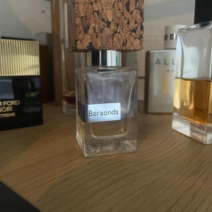 Nasomatto baraonda - Säljer nu denna superfina doft! Perfekt för vintern.  Riktigt mogen, lyxig träig doft.  Hör av dig vid minsta fundering! Box finns. 