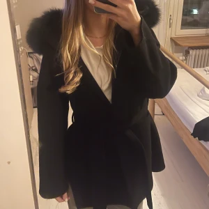 FurStockholm kappa - Kappan består av 90% ULL och 10% kashmir, pälskragen består av 100% rävpäls. Pälsen är avtagbar. Nypris 2200kr köptes förra året och är sparsamt använd. Säljer då jag har köpt en ny svart kappa ☺️ 