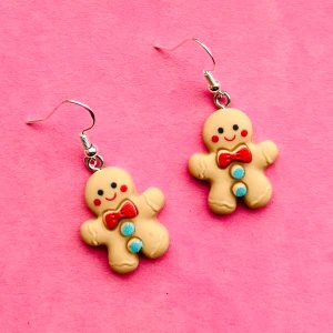 Pepparkaksörhängen - Nickelfria krokar. Hämtas i Hornstull i Stockholm eller skickas mot fraktkostnad (18 kr) 