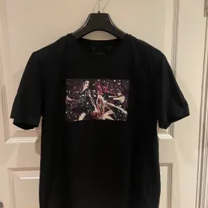 Limitato T-shirt (Ellen von Unwerth Storlek: M Cond : 8/10 Box till T-shirten medföljer 