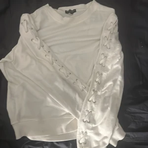 Sweatshirt med knytdetaljer - Sweatshirt med knytdetaljer på ärmarna💕storlek M men tycker den passar S mer