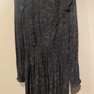 Zadigklänning  - Säljer denna jätte fin klänning från Zadig Voltaire💕💕💕  Klänningen är nästan aldrig använd och är i jätte bra skick💗💗