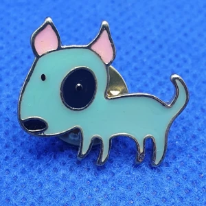 Pin - Söt hund - Oanvänd pin - hund. ✨️Titta igenom alla mina upplagda och köp fler saker i bundle för att spara på frakten och få allt du köpt i ett och samma paket✨️