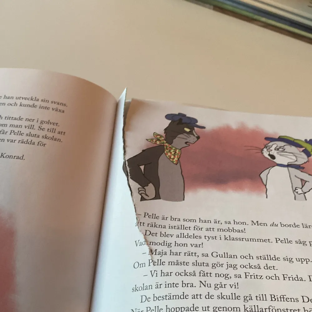 En charmig barnbok om Pelle Svanslös som börjar skolan. Boken är illustrerad med färgglada bilder och har en grön framsida med tecknade katter. Perfekt för barn som älskar äventyr och djur! Har även 3 sidor som är lite rivna🌸. Böcker.