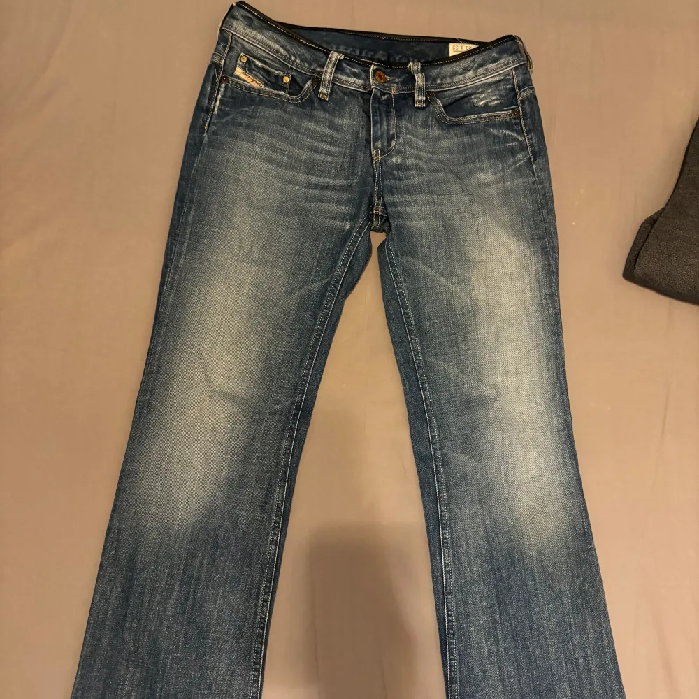 Lågmidjade jeans från Diesel med läderdetalj vid midjan. Använda få gånger. W29 L32. Jeans & Byxor.