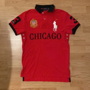 Ralph Lauren Chicago Polo / Pike  - !skicka bud för snabb affär! Tvärfet Ralph Lauren Chicago piké, väldigt sällsynt och den ändå äkta uppe på Plick. Storlek S och i jätte bra skick, säljs för över 2500 på depop.  Sedd på sematary💯. Skriv om ni undrar någonting📲