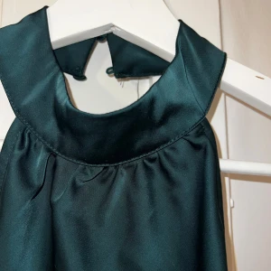 grön topp - fin och festlig topp från bikbok, använd 2 gånger!🌸