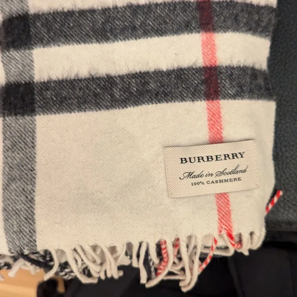 Tja! Vit Burberry halsduk säljes då den inte kommit till användning, nypris runt 6k, hör av er vid frågor å funderingar 👍. Övrigt.