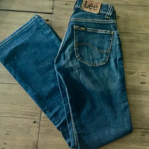 Lee DESOTO 24-31 - Snyggaste Lee DESOTO utsvängda jeans. W24 -31Oanvända.  Midja: ca 64,5 cm  Innerben: ca 80 cm 