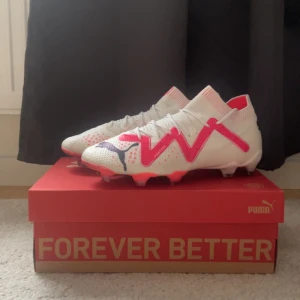 Puma future 7  fotbollsskor  - Jag säljer dom här skorna på grund av att jag inte ska köra fotboll längre dom är helt nya använd dom 1 gång så dom är i mycket Bra skick