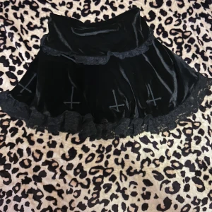 Gothic skjol - Gothic skjol med uppochner kors från bluefox. Har bara haft på en gång. Jätte bra kvalitet 