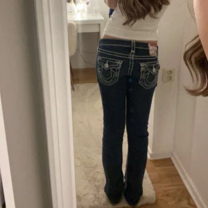 True religion jeans - Jätte fina true religion jeans utan några defekter alls! 🌸Innerbenslängden är cirka 81 cm och midjemåttet är ungefär 35cm 💗Dem är nästan helt oanvända och är så gott som nya, hör av er vid funderingar!