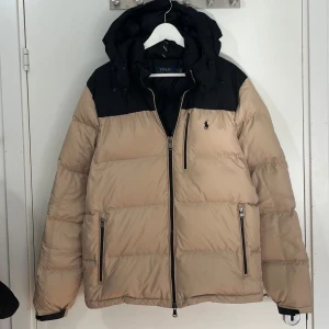 Ralph Lauren Dunjacka - Polo Ralph Lauren Dunjacka. I nyskick utan defekt. Storlek M. Nypris är runt 3500 kr. Skickar alltid samma dag eller nästa dag. Skriv för mer information eller frågor.