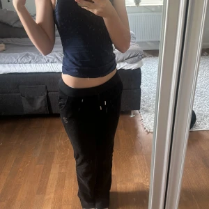 Juicy couture  - Säljer dom pga ingen användning dom kosta runt 1000kr ny pris. Många paljetter har trillat av därför säljer jag ganska billigt
