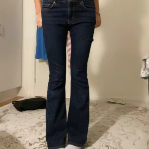 Low Waits bootcut jeans från Gina❤️ - Storleken för jeansen är 38 och passar exakt till mig som är 172 lång. Lite korta för mig men färgen, materialen och storleken är perfekt 👌❤️köpte för 500kr säljer för mycket billigare ❤️