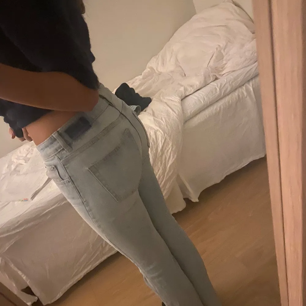 Blå lågmidjade jeans! Sitter snyggt och är bra längd för mig som är fin 170🤗🤗. Jeans & Byxor.