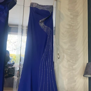 Blå fest klämming - Jätte fin blå fest/bal klänning med diamanter/stenar. Använd kanske 1 gång, ingen prislapp tyvärr. 