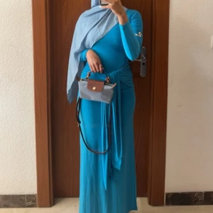 ljusblå klänning - använd en gång