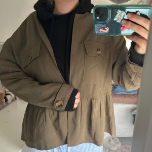 Zara jacka - Sååå snygg höstig jacka från zara. Använd 2 gånger. Säljer bara för bra pris!