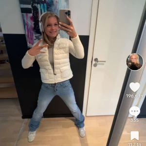 Gina tricot jeans  - Bilden är lånad!! Snygga lowwaist jeans från gina som sitter sjukt bra🥰exakt de på bilden kan lösa fler om det önskas❤️ Köpta för 450 knappt använda🥰
