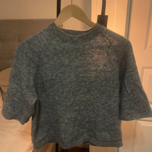 Trekvartsärm  - Varm, skön och super trendig stickad tröja !!! Denna har använts nån gång och är relativt ny. Köptes för 650!! Inga defekter!! 