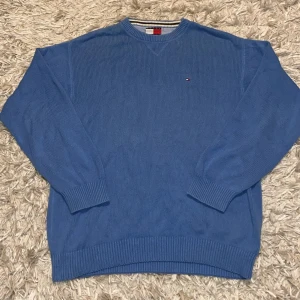 Blå Stickad Tommy Hilfiger Tröja - Mycket bra skick, inget tecken på användning. Mått: XL Längd - 76 cm Bredd - 64 cm