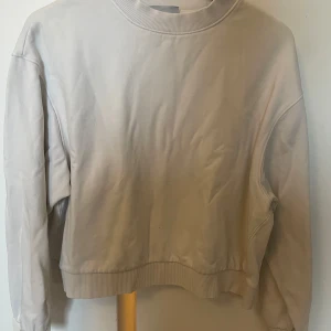 Vit sweatshirt  - Vit sweatshirt från weekday. Den är använd en del men fortfarande i bra skick. 