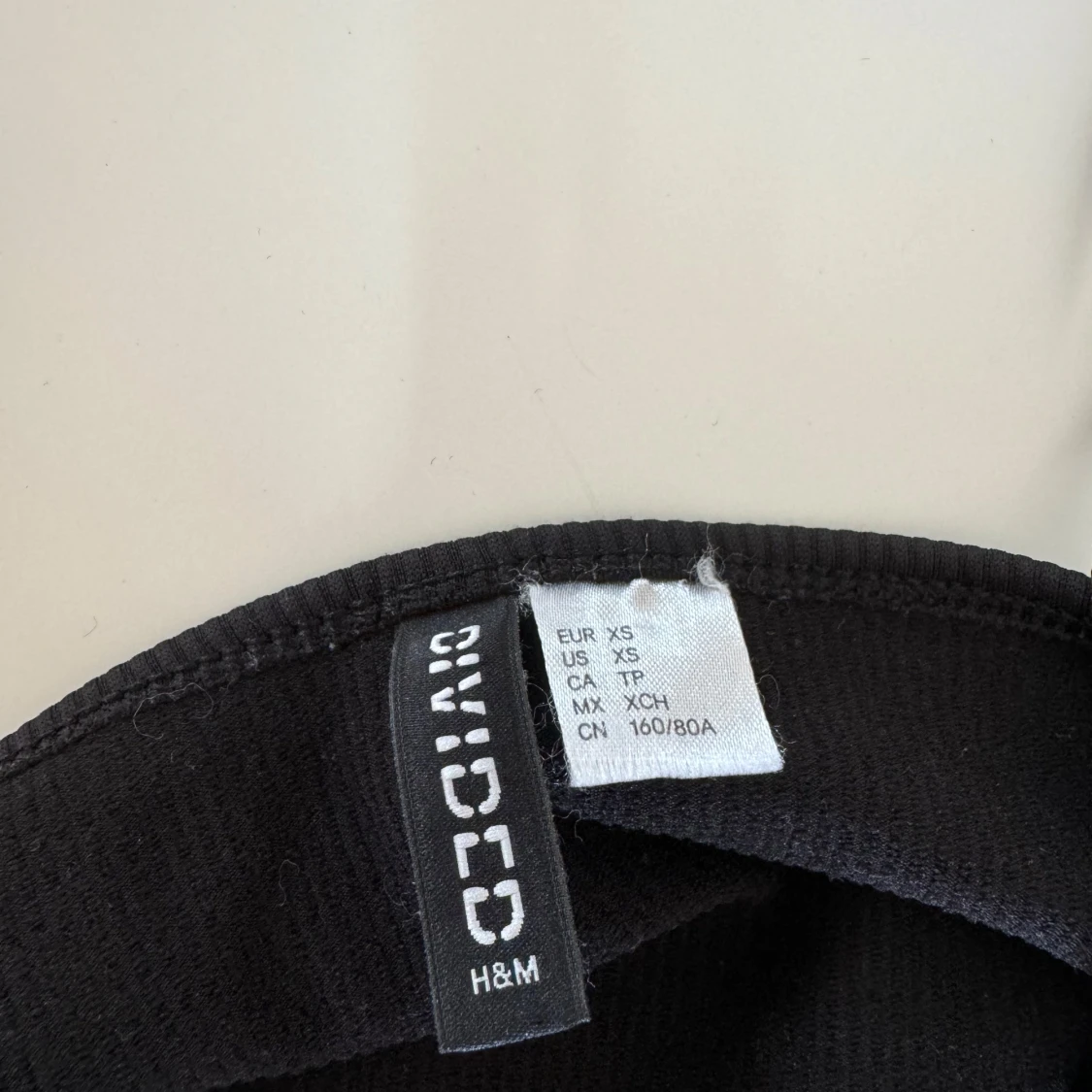 Svart ribbad topp från H&M Divided - 91