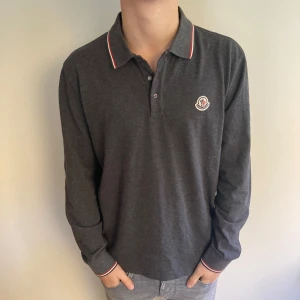 Moncler Piké  - Säljer nu denna feta moncler piké. Storlek: M  Nypris: ca 4000  Vårt pris: 1200  Inköpt för 7 år sen men inte använd sen den köptes.