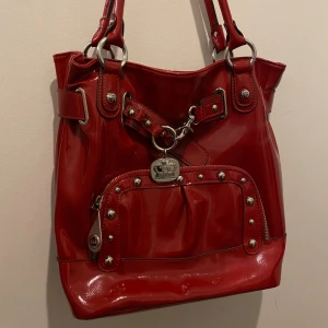 Y2k väska - Röd y2k vintage väska från kathy van zeeland Den har många fickor och är i bra skick.  Kontakta för fler bilder eller frågor