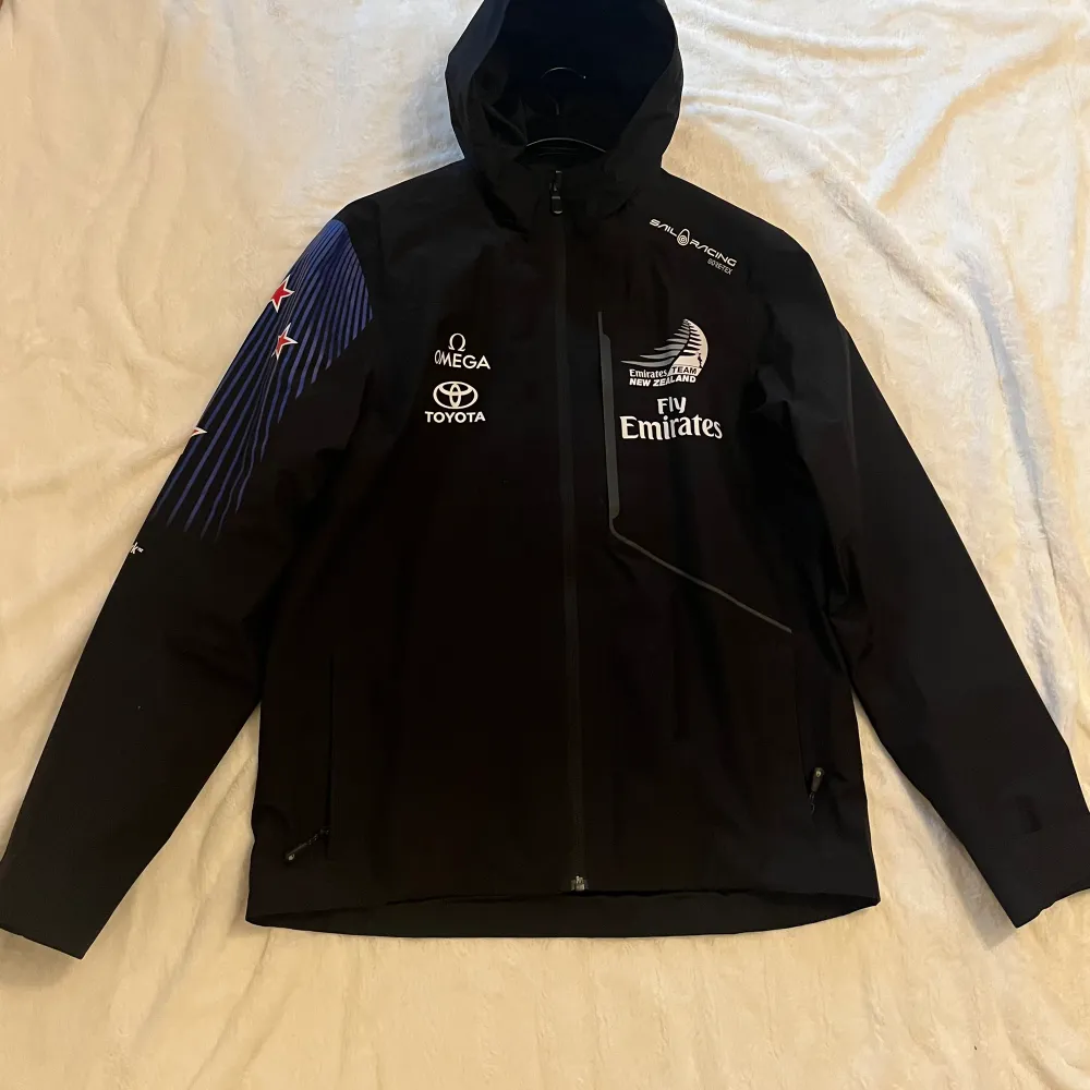 Sail Racing  ETNZ Team Jacket Carbon. Jackor.