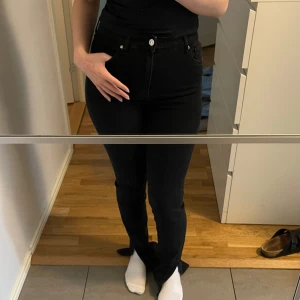 Svarta jeans från Bershka - Säljer ett par  jeans från Bershka i storlek EUR 38 . De är högmidjade med en snygg slitsdetalj vid fållen och har bra stretch, jag brukar ha ungefär S i strl. 🖤 De är i nycksick , alltså aldrig använda då de är för långa för mig som är 164