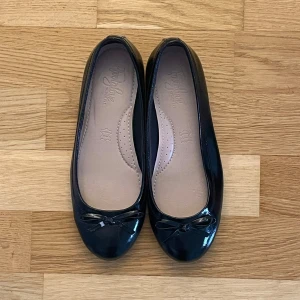 Ballerinaskor - Ballerinaskor i strl 36 🖤 Bilderna beskriver skicket!