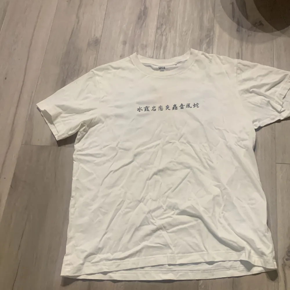 Från Uniqlo, tyvärr har den fläckar på framsidan men dem kan kanske gå bort ! . T-paidat.
