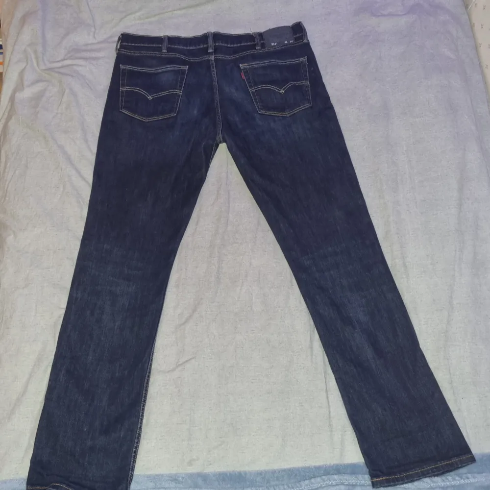 Ett par levi's 511 som knappt är använda , köpta ifrån vinted     Mått:   Innerbenslängd: 83 cm    Midja: 49 cm    Hela benlängden: 113 cm   Bredd nedtill: 21 cm       #vintage #levis #511 #y2kstyle #y2k #jeans #streetwear. Jeans & Byxor.