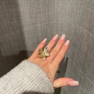 Blomring  - Säljer min blomring då jag inte gillade motivet på. Den är dom ny och inte tappat färg💕