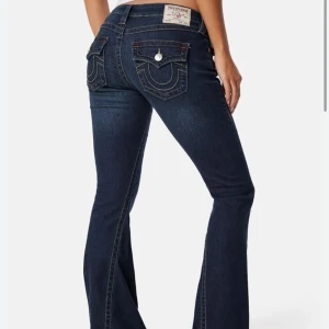 true religion jeans  - Säljer dessa då de är lite förkorta för mig som är 177, jättefina och inga defekter💕, skiv för fler bilder eller bilder på!