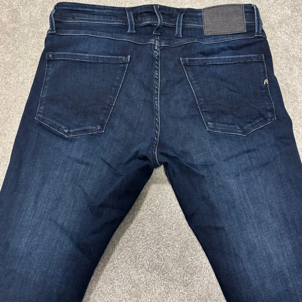 Säljer dess mörkblå replay anbass (slimfit). Jeansen är perfa skick, inga defekter. Size 30/30 så passar medelstora gubbar! Skriv vid funderingar!. Jeans & Byxor.