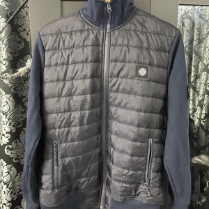 Stone island cardigan  - Säljer min stone island cardigan som är 1:1a skicket är som ny och den är använd ett par gånger pris kan diskuteras vid snabb affär.