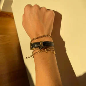 Prada armband - Säljer mitt superfina armband ifrån Prada (”Saffiano leather bracelet”)! Väldigt bra skick, nästan som ny 🖤 Nypris 4750kr 