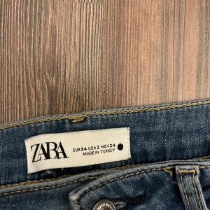 Zara  jeans  - Säljer ett par ljus blåa Zara jeans. Köpte av en annan tjej på Plick men säljer då dom aldrig används, lite lite slitningar längst ner då dom va lite långa på tjejen som hade dom innan mig💕skriv vid frågor