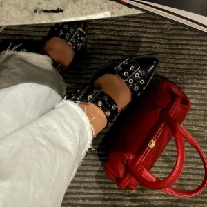 Ganni Buckle Ballerina  - Svarta populära ballerinaskor från GANNI. Storlek 39, passar mig som vanligtvis har 38 eller 39. Nypris 3595 kr. 