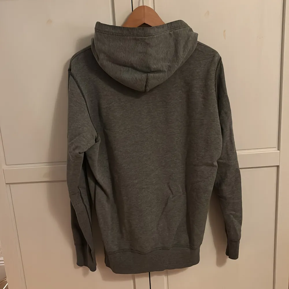 Grå hoodie från Diesel i mycket bra skick. Bomull. Inga märken eller hål. Storlek S. Hoodies.