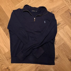 Ralph lauren half zip - Riktigt snygg polo ralph lauren half zip i storlek xs. Nypris 1499 Mitt pris 499. 8/10 i condition. Mycket välanvänd, endast liten defekt på bild 3.