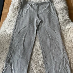 Mönstrade byxor från Armani Collezioni - Säljer ett par stiliga byxor från Armani Collezioni. De är i en diskret svartvit mönster och har en elegant rak passform. Perfekta för både kontoret och mer formella tillfällen. Byxorna är i bra skick och redo för en ny garderob!Midjemått 82 cm, innebenslängd 76 cm.