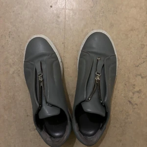 Axel arigato skor  - Använt några gånger , god skick 